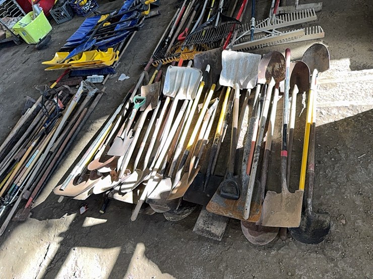 group-of-misc-shovels-round-&-point-support-equipment-image-1