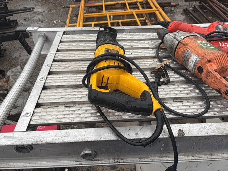 dewalt-dwe305-electric-reciprocating-saw-support-equipment-image-1