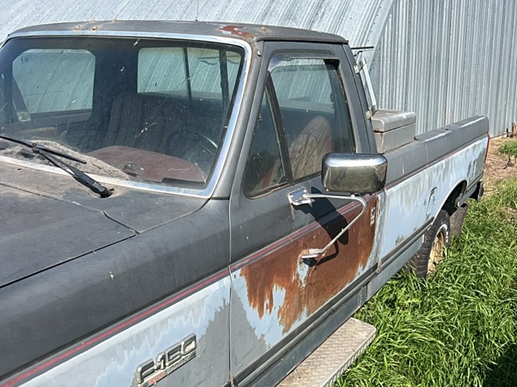 1987-ford-xlt-half-ton-lariat-four-wheel-drive-pick-up,-six-cylinder-gas,-lockouts,-believed-to-run,-didn’t-try-starting-it-image-10