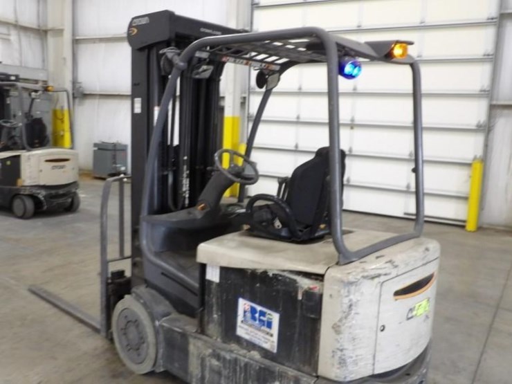 2015-crown-4500-5000lb-electric-warehouse-forklift-image-4