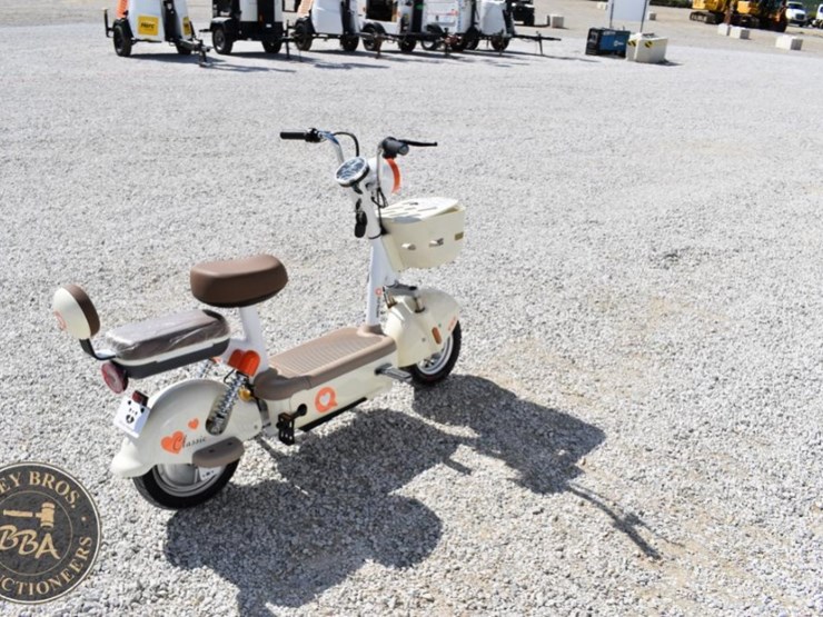 electric-scooter-with-front-basket-and-rear-seat-image-7