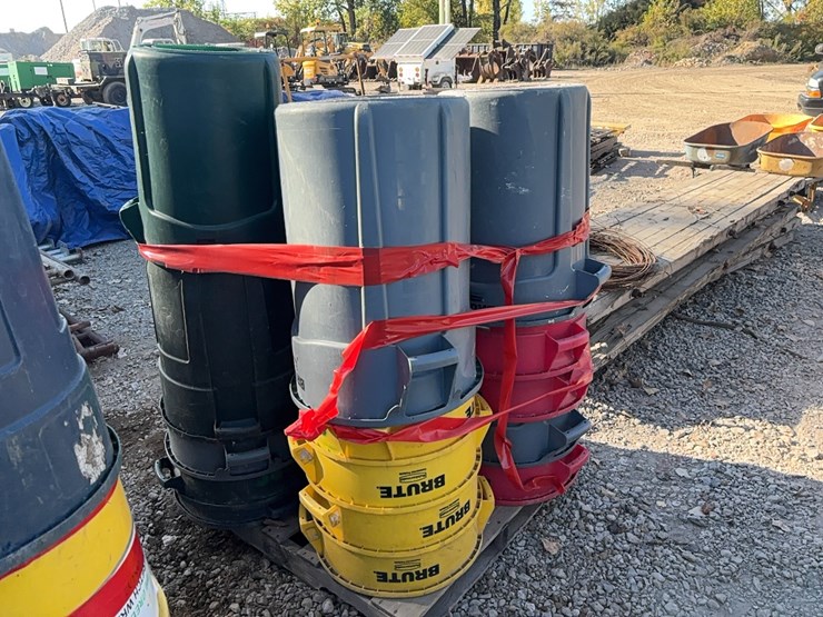 pallet-with-(17)-trash-barrels-support-equipment-image-2