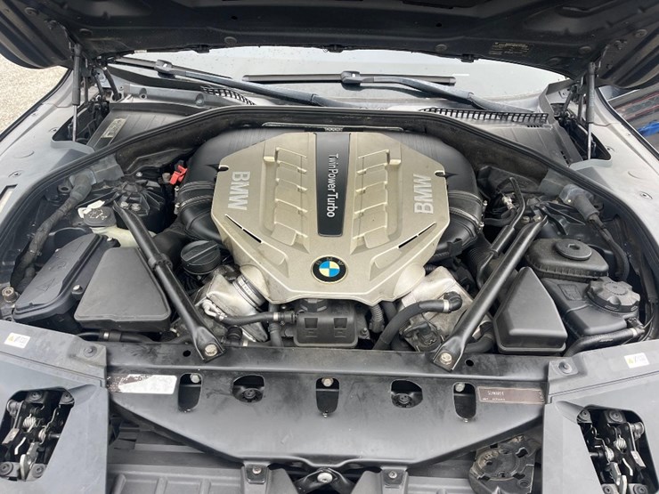 2011-bmw-7-series-750-li-sedan-image-12