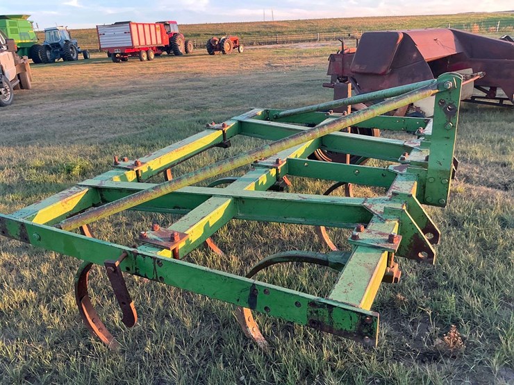 john-deere-chisel-plow-image-3