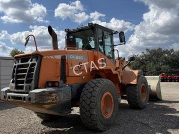 #220-•-doosan-wheel-loader-w/-bucket-image-5