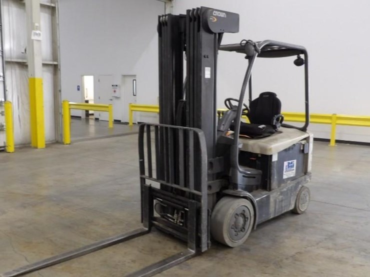 2015-crown-4500-5000lb-electric-warehouse-forklift-image-1