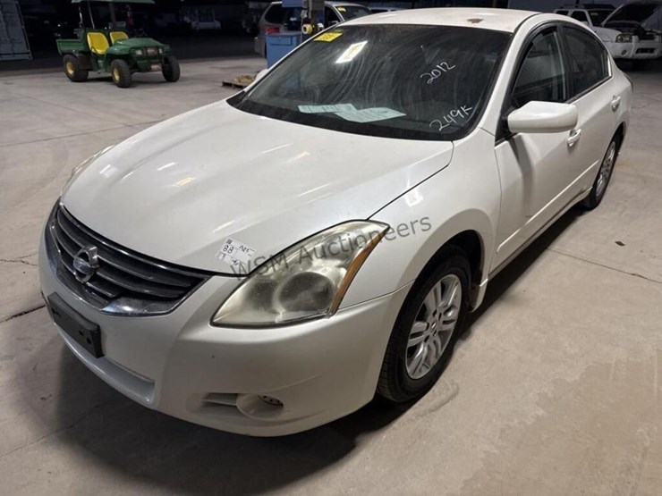2012-nissan-altima-sdn-image-4