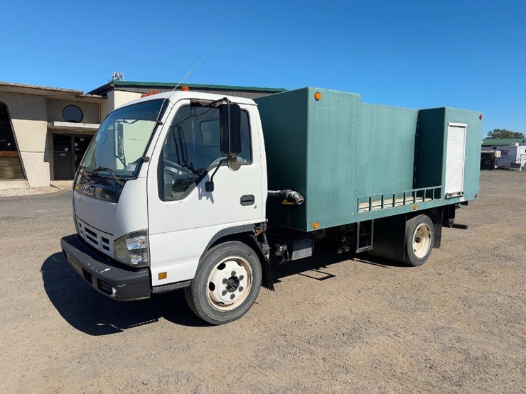 2006-isuzu-nqr-image-1