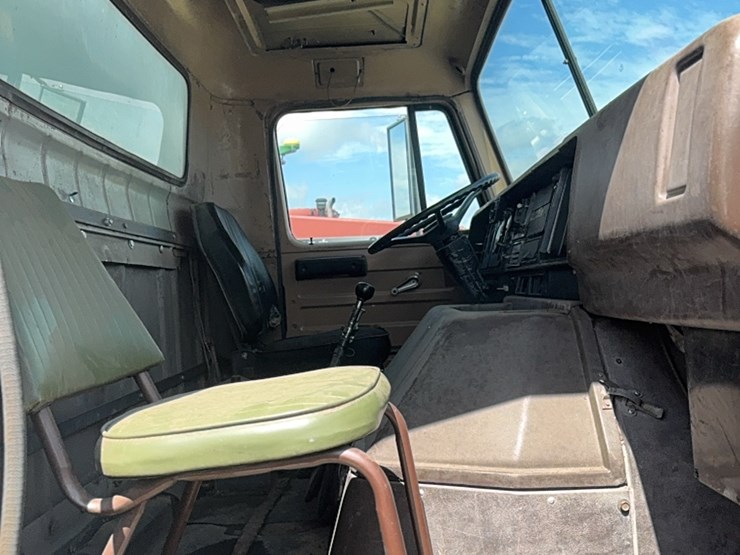 international-tri-axle-truck,-model-2200,--live-bottom,-detroit-diesel,-9-speed-manual,-roll-tarp-image-37