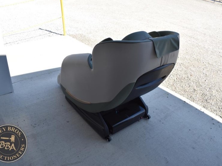 massage-chair-with-remote-control,-zero-gravity,-heat-therapy-image-3