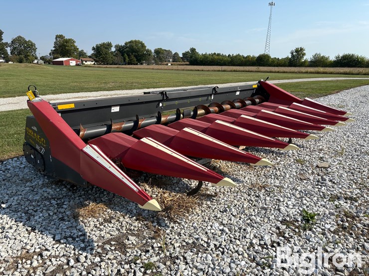 2013-drago-8r30-corn-head-image-3