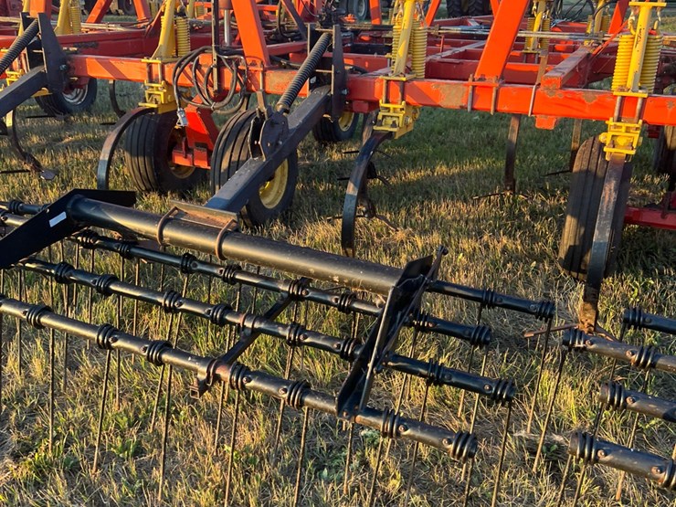 54’-bourgault-chisel,-12”-space,-heavy-harrows,-note:-hitch-slightly-bent-in-one-spot,-doesn’t-affect-performance-of-machine-as-hitch-is-floating.-image-38