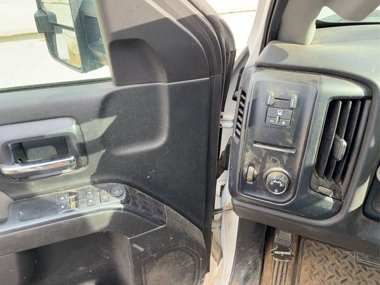 2015-chevy-silverado-3500hd-image-30