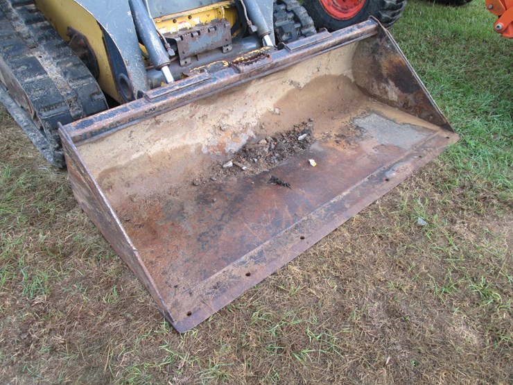 deere-323e-image-12