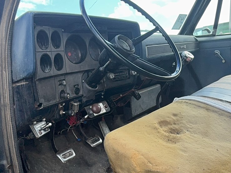 gmc-tandem-twin-screw-grain-truck,-live-bottom-box,-fuel-pincher-detroit-diesel,-tilt-back-hood,-5-speed-with-hi/lo-image-32