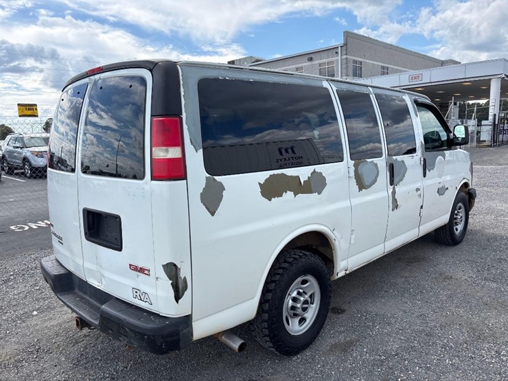 2011-gmc-savana-van-image-3