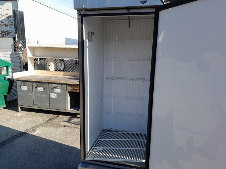 lot#-635-true-manufacturing-co.-refrigerator-image-3