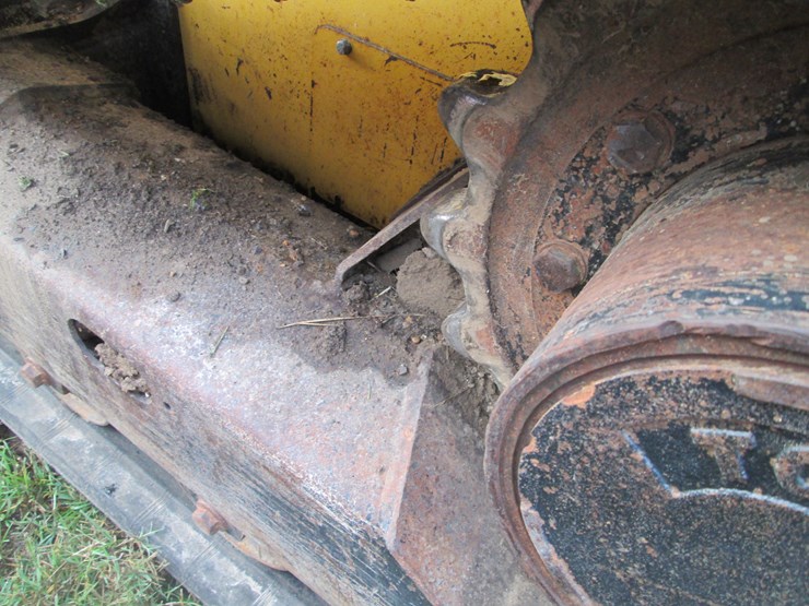 deere-323e-image-6