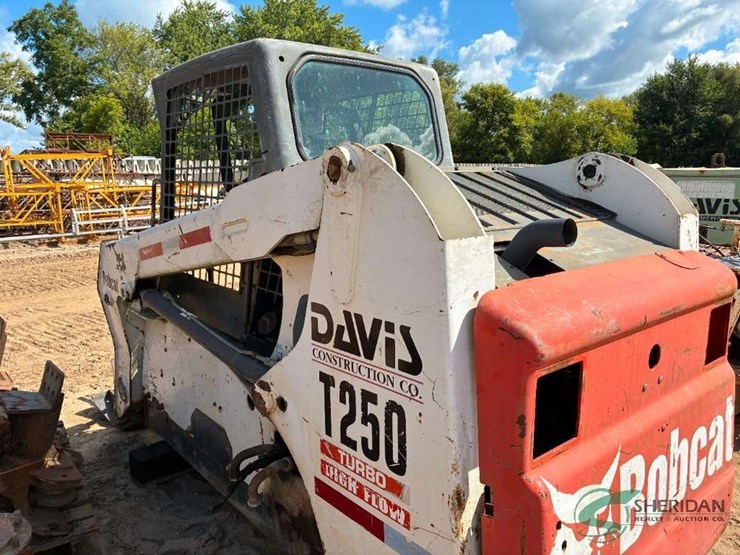 bobcat-t250-skid-steer-parts-machine-image-13