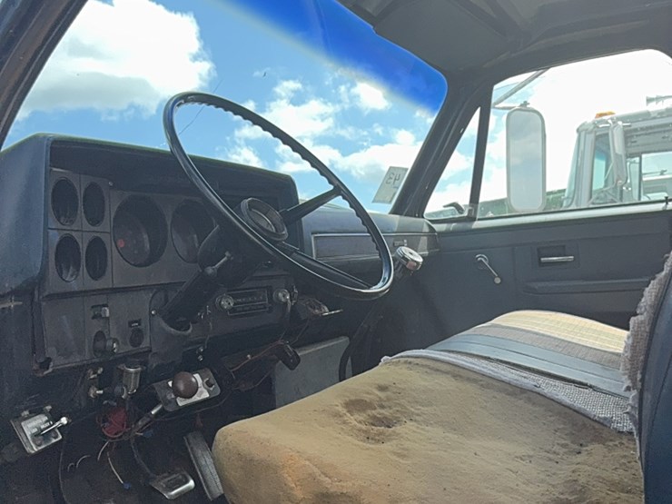 gmc-tandem-twin-screw-grain-truck,-live-bottom-box,-fuel-pincher-detroit-diesel,-tilt-back-hood,-5-speed-with-hi/lo-image-33