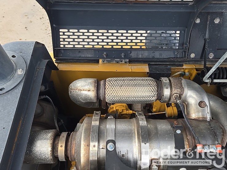2022-deere-130g-image-48