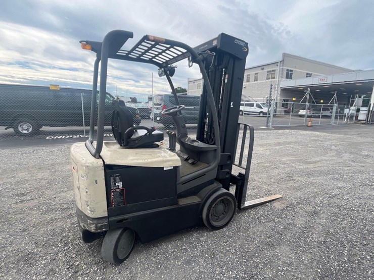 2011-crown-18-085vp-23-5000lb-electric-warehouse-forklift-image-3