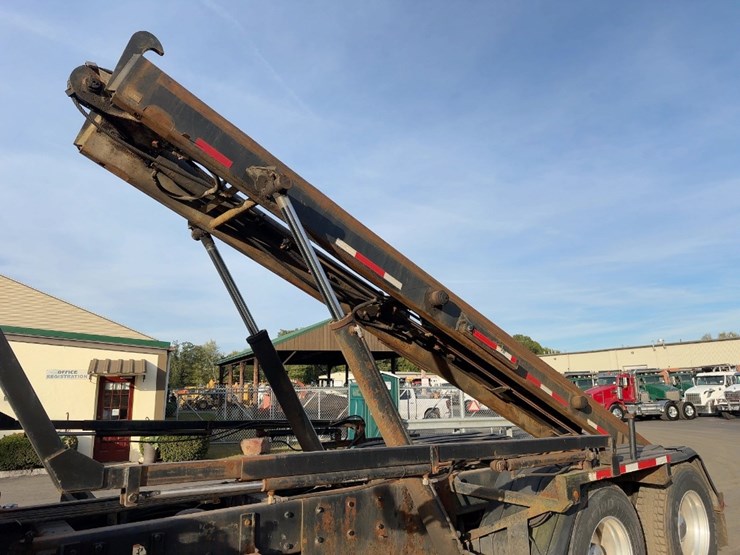 2002-peterbilt-320-image-18
