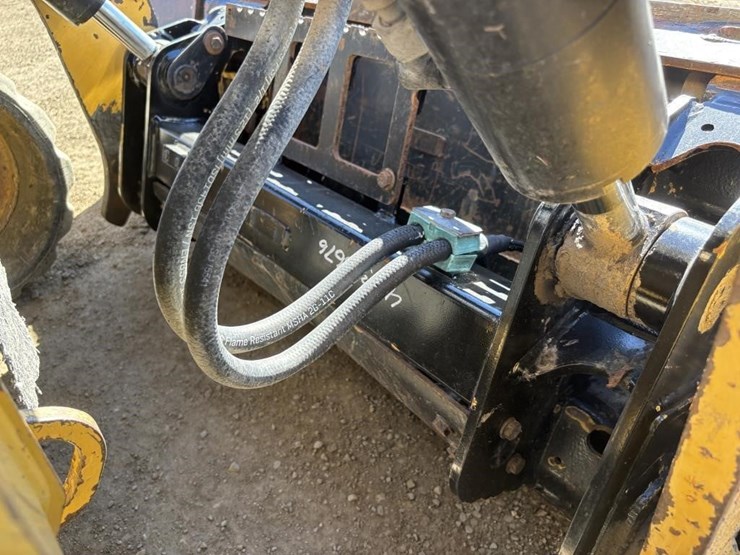 2016-caterpillar-299d2-xhp-image-11