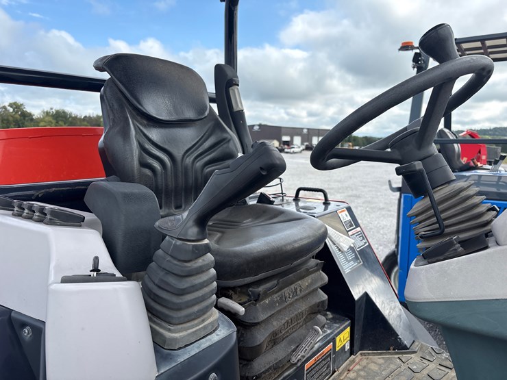 2021-kubota-r640-image-17