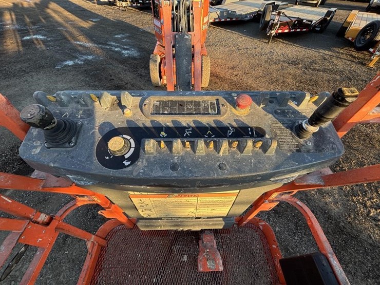 2016-jlg-e300ajp-image-10