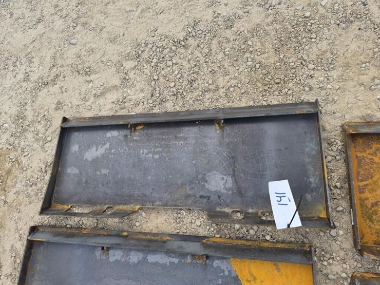 heavy-duty-skid-steer-mounting-plate-image-1