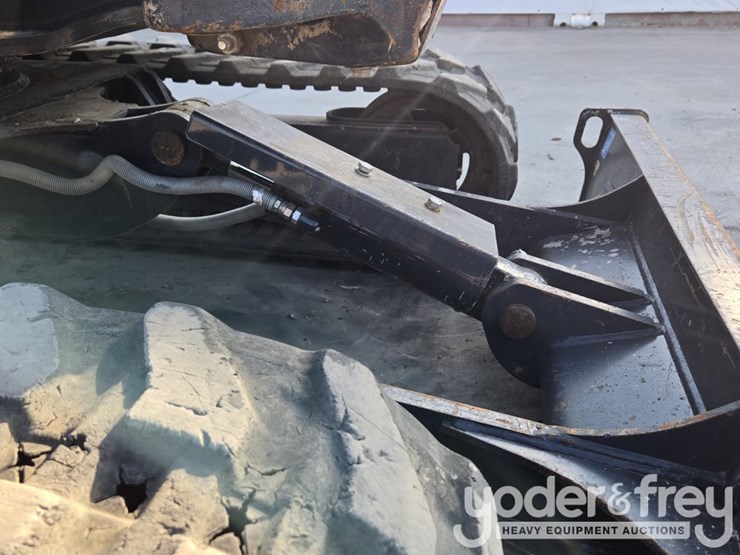 2022-deere-26g-image-40