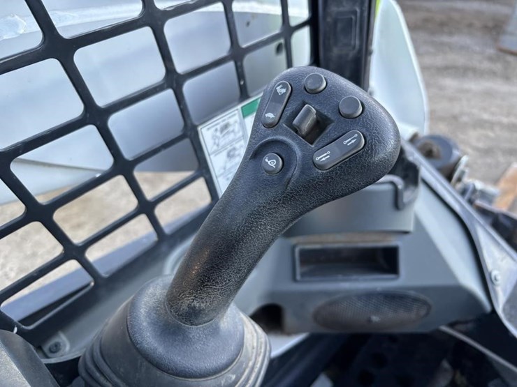 2022-bobcat-t740-image-22