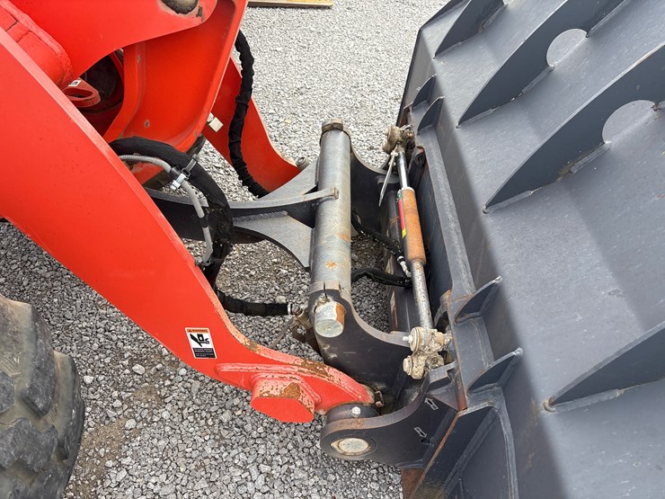 2021-kubota-r640-image-10