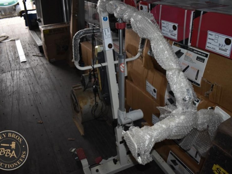 patient-lift-with-hydraulic-mechanism-image-2