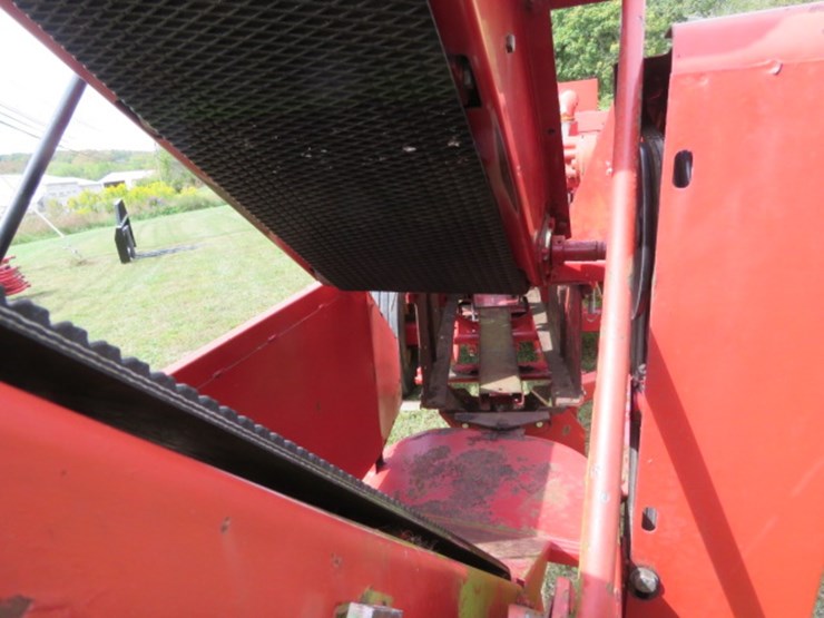 new-holland-575-image-4
