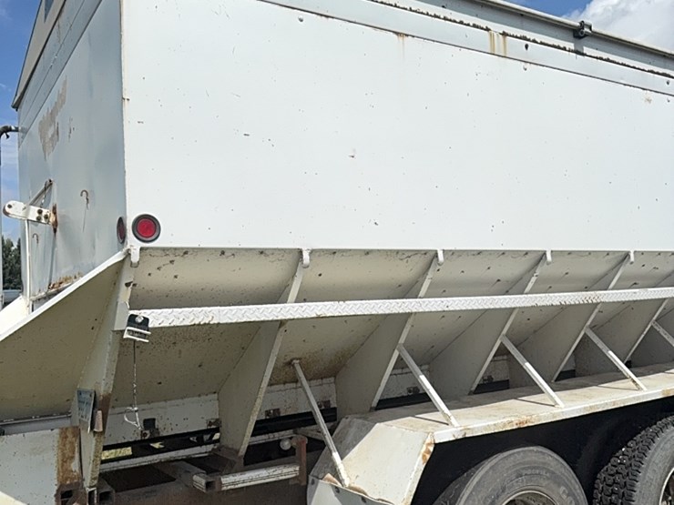 international-tri-axle-truck,-model-2200,--live-bottom,-detroit-diesel,-9-speed-manual,-roll-tarp-image-14