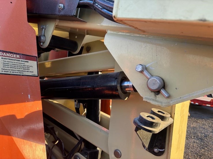 2016-jlg-e300ajp-image-16