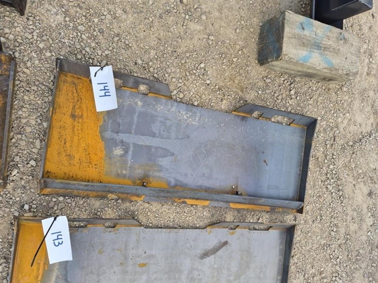 heavy-duty-skid-steer-mounting-plate-image-1