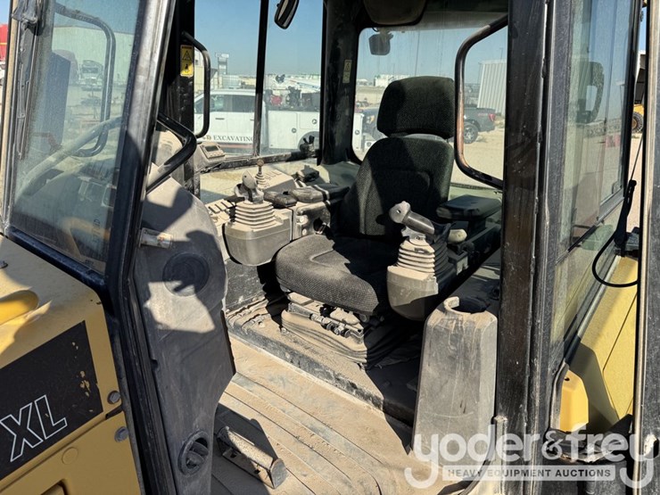 2011-caterpillar-d6k-xl-image-22