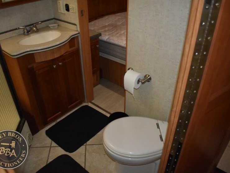 2006-thor-motor-coach-mandalay-40e-38083-image-15