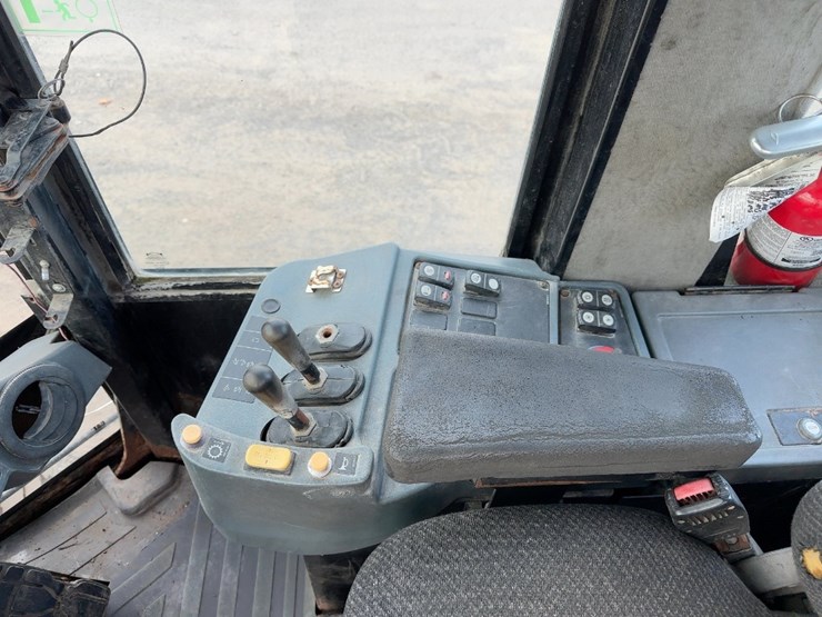 2011-caterpillar-938h-image-23