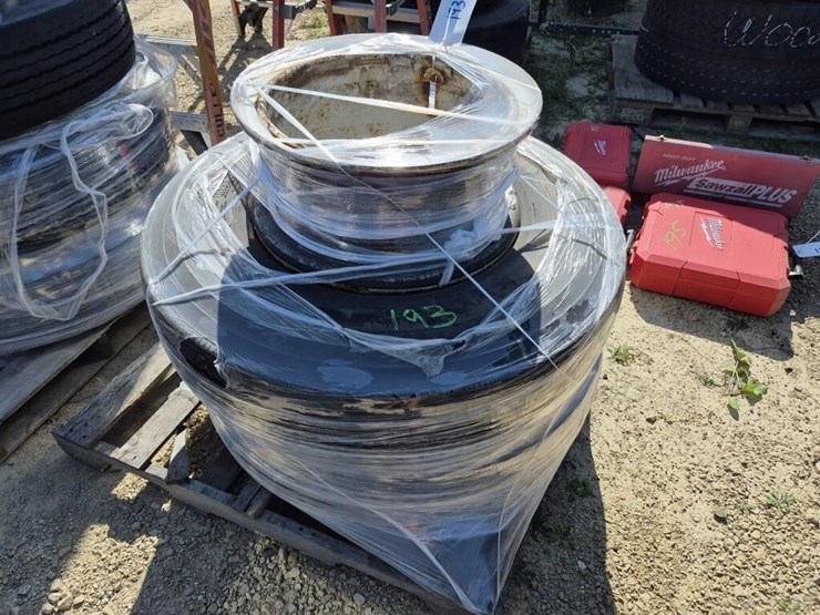 semi-truck-tires-image-1