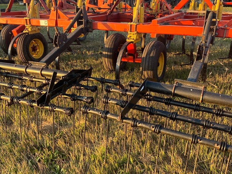 54’-bourgault-chisel,-12”-space,-heavy-harrows,-note:-hitch-slightly-bent-in-one-spot,-doesn’t-affect-performance-of-machine-as-hitch-is-floating.-image-42