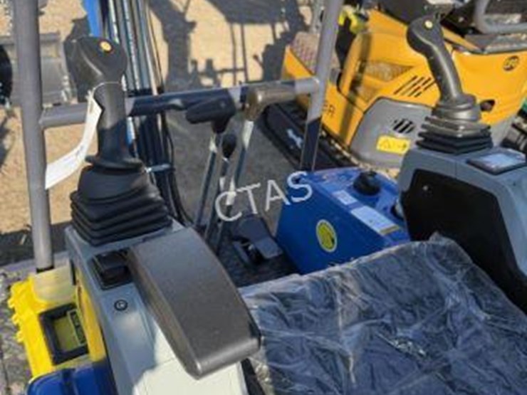 #66-•-mini-excavator--kubota-diesel-w/-expandable-tracks-image-7