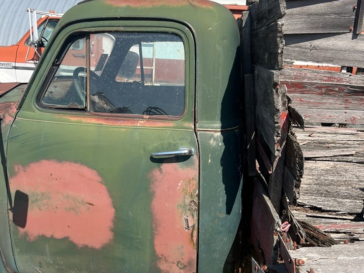 old-truck-from-early-50’s,-not-running-image-21