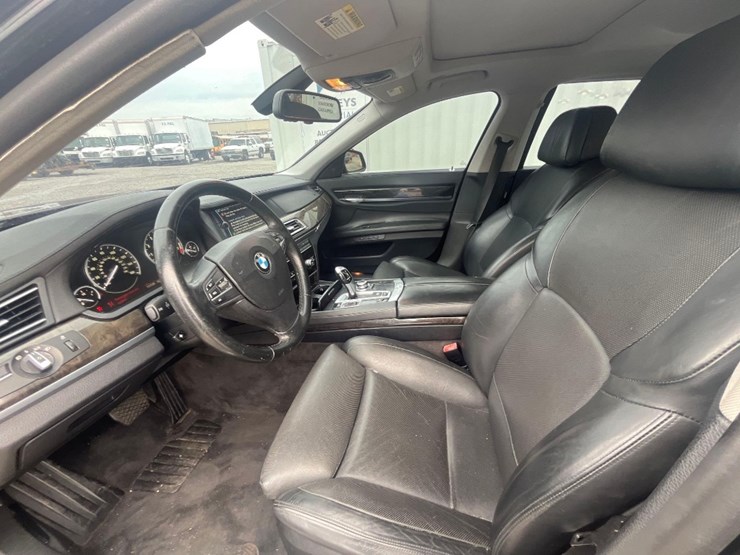 2011-bmw-7-series-750-li-sedan-image-8