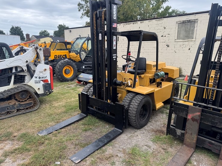 clark-12,000-lb-forklift-pnuematic-tire-dual-front-tires,-gas-engine,-manual-transmission-hours-u-image-1