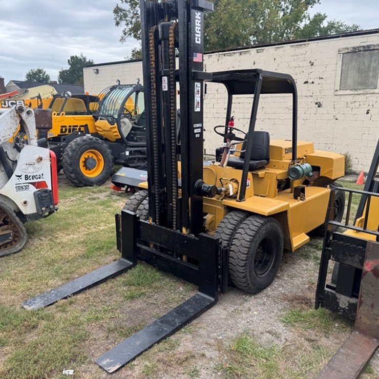 CLARK 12,000 LB FORKLIFT PNUEMATIC TIRE DUAL FRONT TIRES, GAS ENGINE, MANUAL TRANSMISSION HOURS U