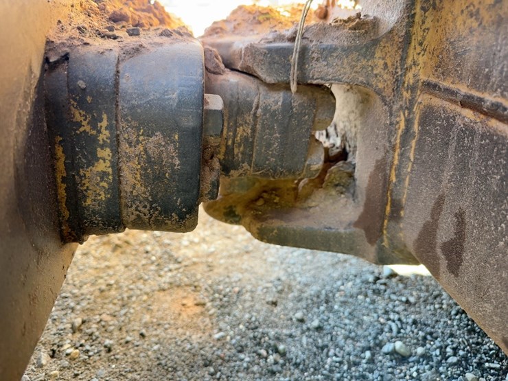 1996-caterpillar-d3c-xl-image-13